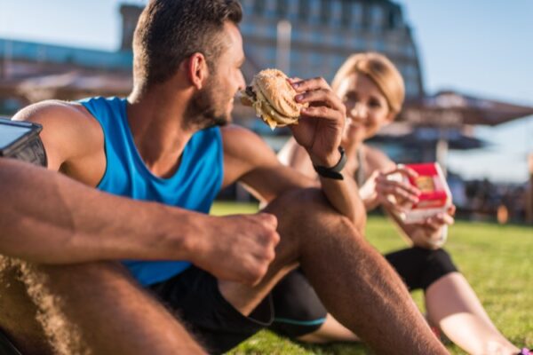 Joggen nach dem Essen? Oder lieber essen vor dem Joggen?